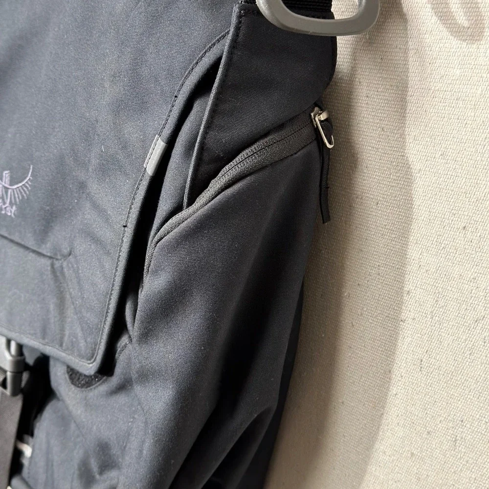 Osprey FlapJack Courier Messenger Bag Black 2011 Laptop Crossbody 17L Unisex